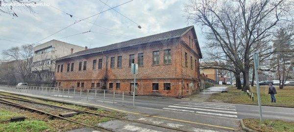 Miskolc-Vasgyár központi részén ipari/kereskedelmi épület eladó!