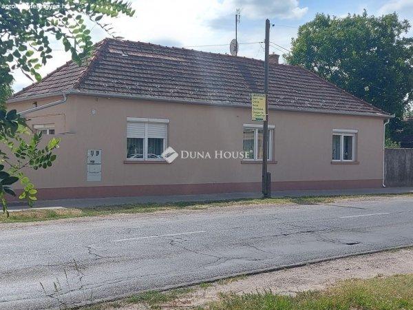 Eladó 2 rendbeli teljesen felújított családi ház Izsákon