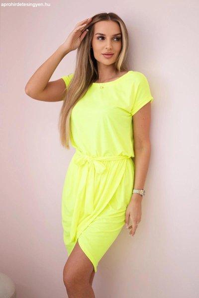 Ruha megkötővel a derékban és csomagolt alsó résszel neon sárga