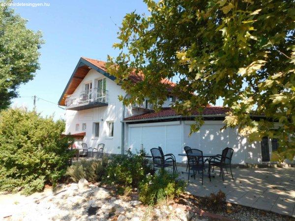 Strandközeli, felújított apartmanház Gyenesdiáson