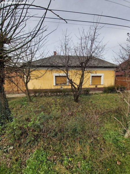 Csongrád központjában 3 szobás családi ház eladó