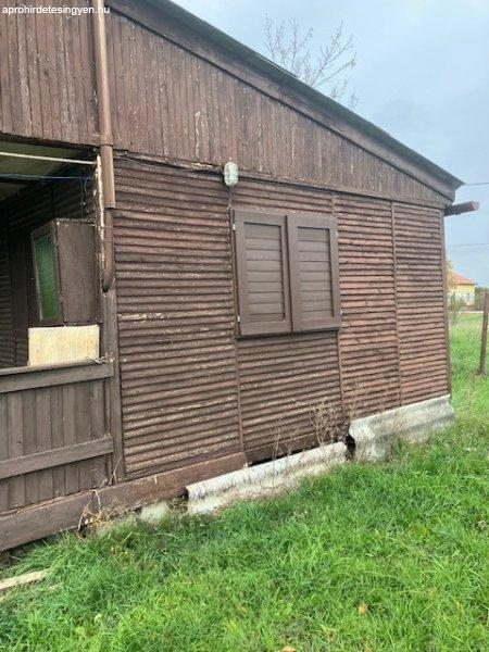 Nagyréven eladó egy 800 m2-es telek faházzal !