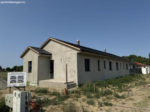 Eladó 72m2-es Ikerház, Helvécia