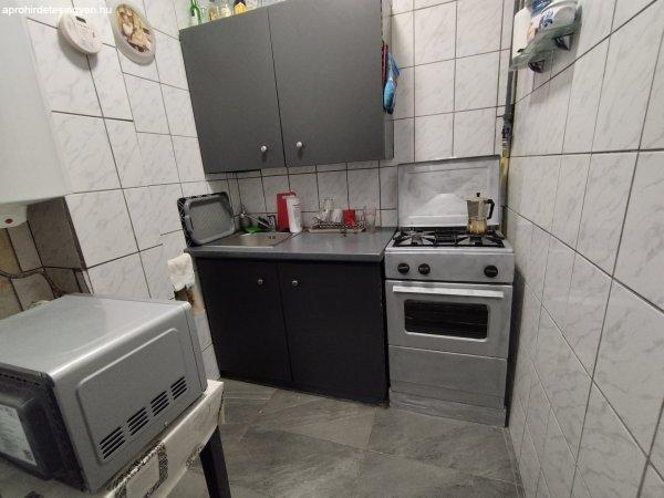 Miskolcon eladó felújított,bútorozott garzon