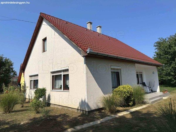 Balatonhoz közeli családi ház eladó Ordacsehiben – csend, kényelem,
tágas kert
