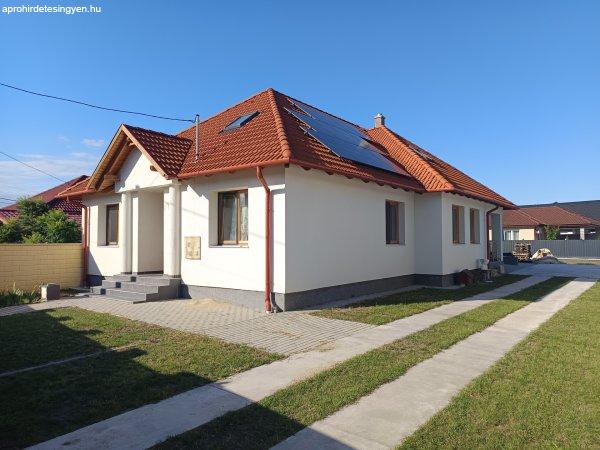 2025-ben átadott, NAPELEMES, energiatakarékos CSALÁDI HÁZ eladó
Miskolc-Szirma új részén!