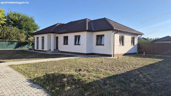 Energiatakarékos új építésű nappali+4 szobás családi ház eladó
Békéscsaba közkedvelt részén