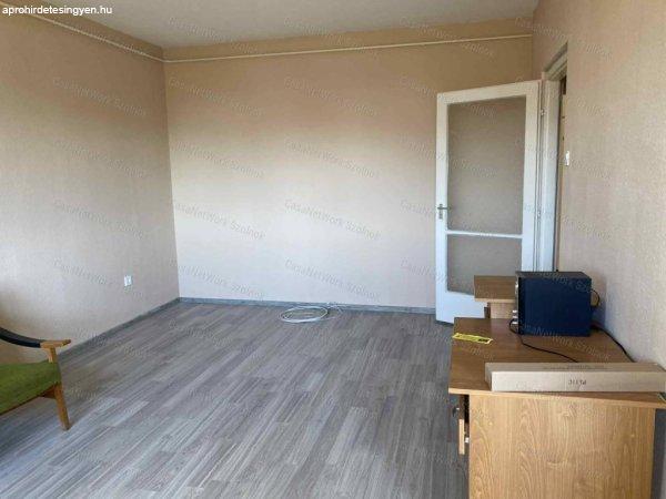 Szolnokon a Tompa M. úton garzon lakás kiadó