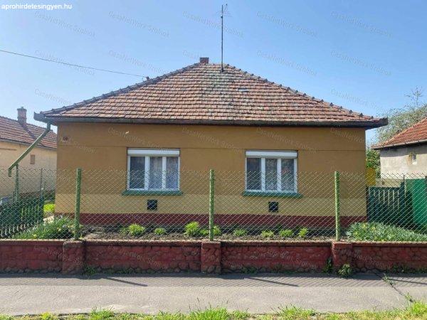 Szolnokon kádár kocka típusú jó állapotú két szobás családi ház
eladó