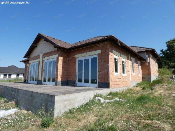 Megvételre kínálunk Szadán egy új építésű, HŐSZIVATTYÚS, dupla
teraszos, 4 szobás, összkomfortos 134m²-es ikerházat.