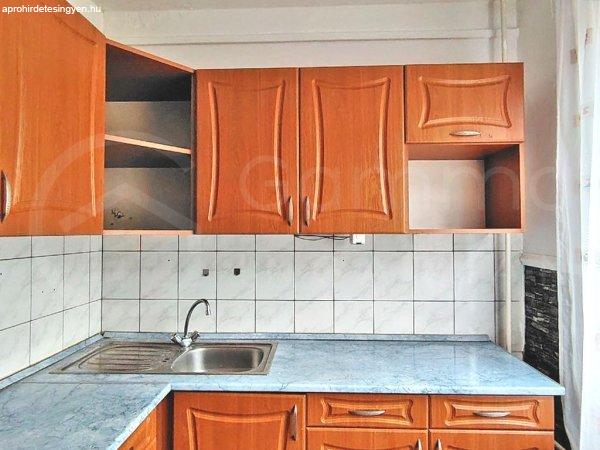 Miskolc-Avas városrész központi részén, az Áfonyás utcában, egy 10
emeletes panelépítésű társasház 1. emeletén, egy 55 m2 alapterületű 2
szobás lakás kiadó!!