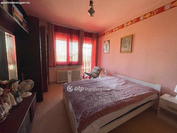 Siófokon eladó egy 188,9 m2-es kertes ikerház egyik fele 469 m2-es telekkel