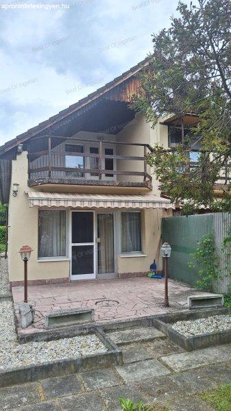 Balatonkenesén 170 m2-es, 2 külön bejáratú, 8 szobás nyaraló eladó!