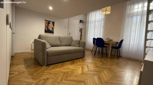 A Baross téren, a Keleti-pályaudvar szomszédságában, PATINÁNS HÁZBAN 
felújított, 1. emeleti, 41 + 20 (galéria) nm hasznos alapterületű, 2
szobás lakás ELADÓ - Budapest VII. kerület