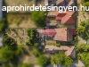 Elad csaldi hz Tura, 	Csods krnyezetben