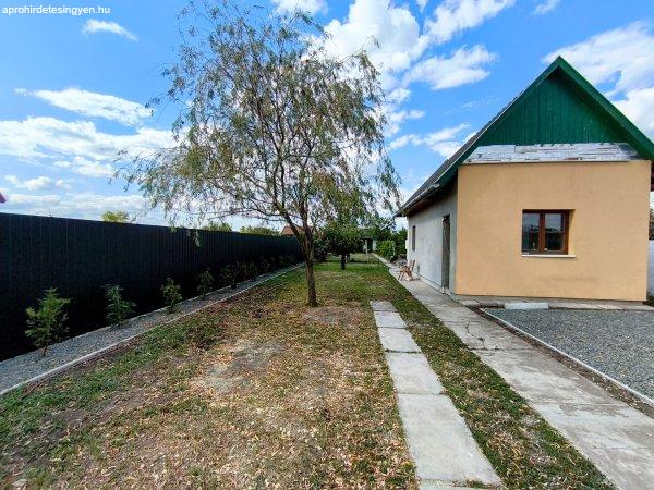 Békéscsaba, Kastélyszőlők eladó 800m2-es zárt kert, 60m2-es lakóházzal!
