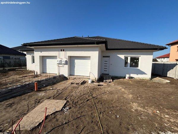 Eladó 120m2-es Ikerház, Fót