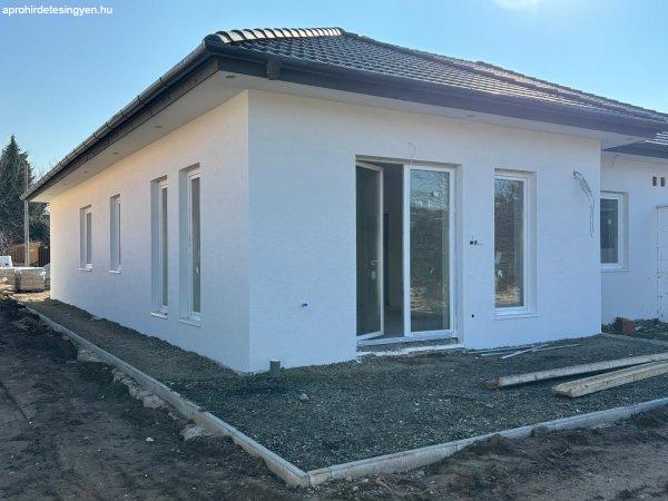 Eladó 120m2-es Ikerház, Fót