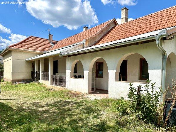 Őrségi nyugalom – verandás parasztház nagy telekkel Kisrákoson