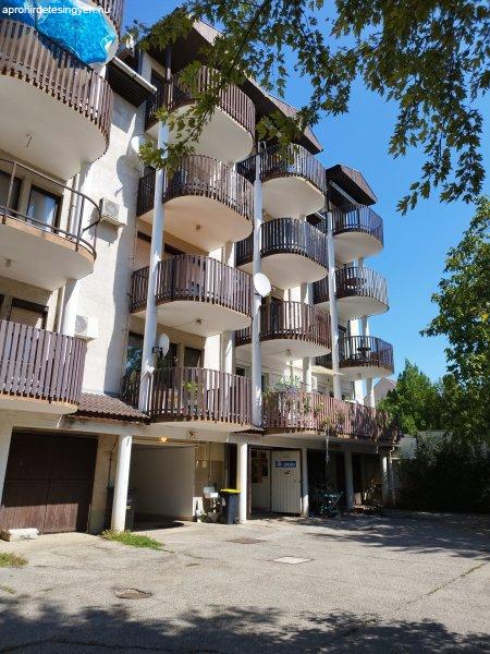 Igazi kuriózum ! Csendes ,101 m2-es , belvárosi lakás eladó !
