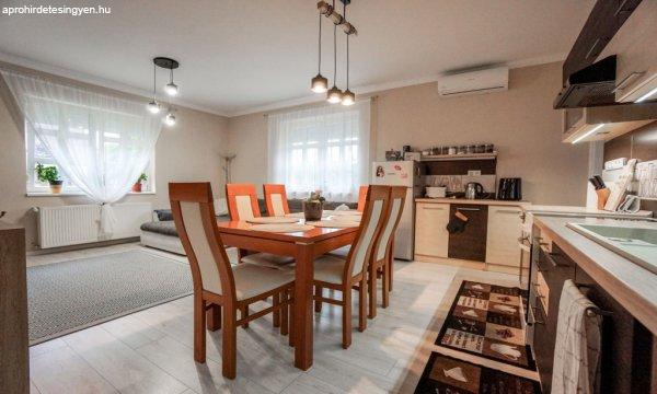 Hajdúszoboszló-Fürdőnegyedben, felújított, duplakomfortos, 75 m2-es,
amerikai konyhás nappali+ 2 szobás, önálló családi ház eladó,
garázzsal, 309 m2-es telken!