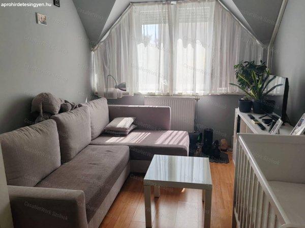 Szolnokon, belvárosközeli 2.emeleti 2szobás lakás eladó!
