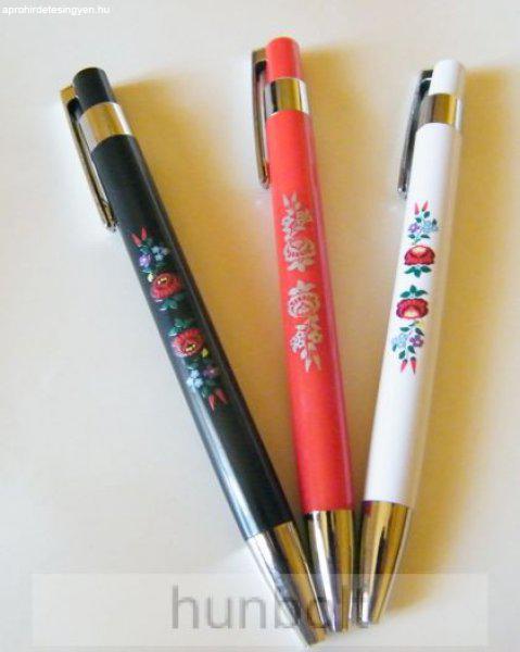 Kalocsai mintás piros toll, ezüst színű virágokkal
